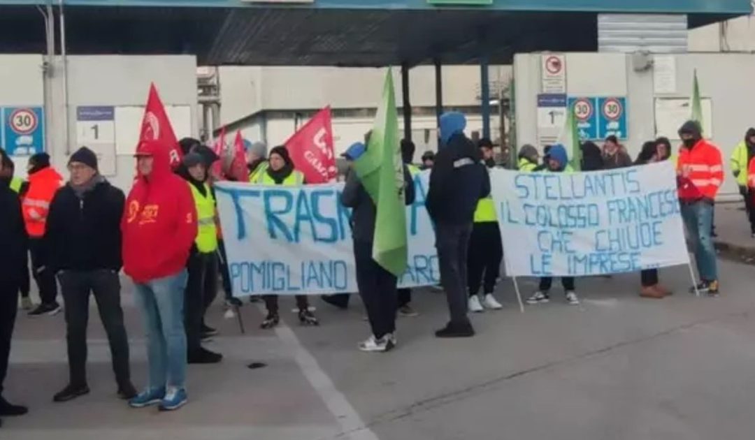 Stellantis, protesta dei lavoratori Trasnova a Pomigliano