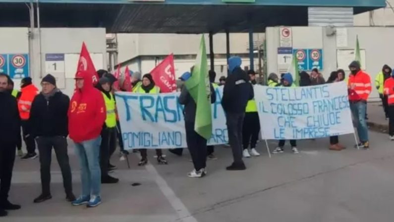 Stellantis, protesta dei lavoratori Trasnova a Pomigliano