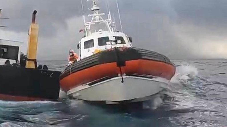 VIDEO – Le operazioni di salvataggio di 129 naufraghi al largo della costa calabrese