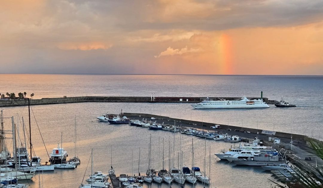 L'arrivo della nave da crociera "La Belle de l'Adriatique" al porto di Vibo (foto Daniele Cugliari)