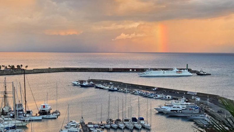 La nave da crociera "La Belle de l'Adriatique" arriva al porto di Vibo