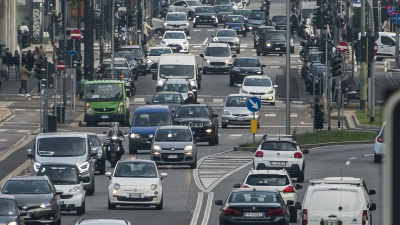 A dicembre il mercato dell’auto in calo del 4,93% su base annua