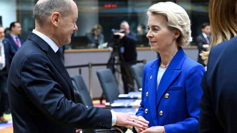 Ue, Scholz a von der Leyen “Stop multe per le auto e vertice su acciaio”