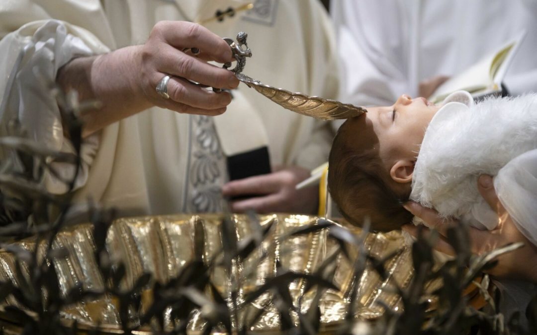 Papa Francesco battezza 21 bambini nella Cappella Sistina