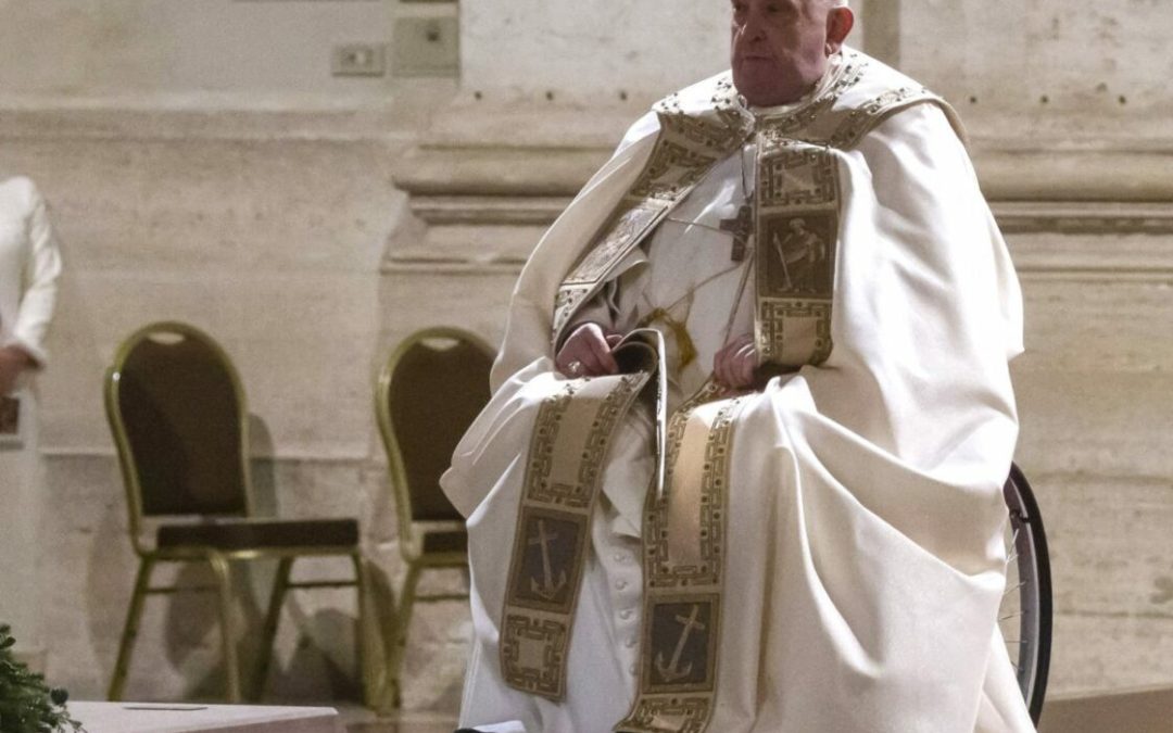 Papa Francesco cade a Santa Marta, contusione al braccio