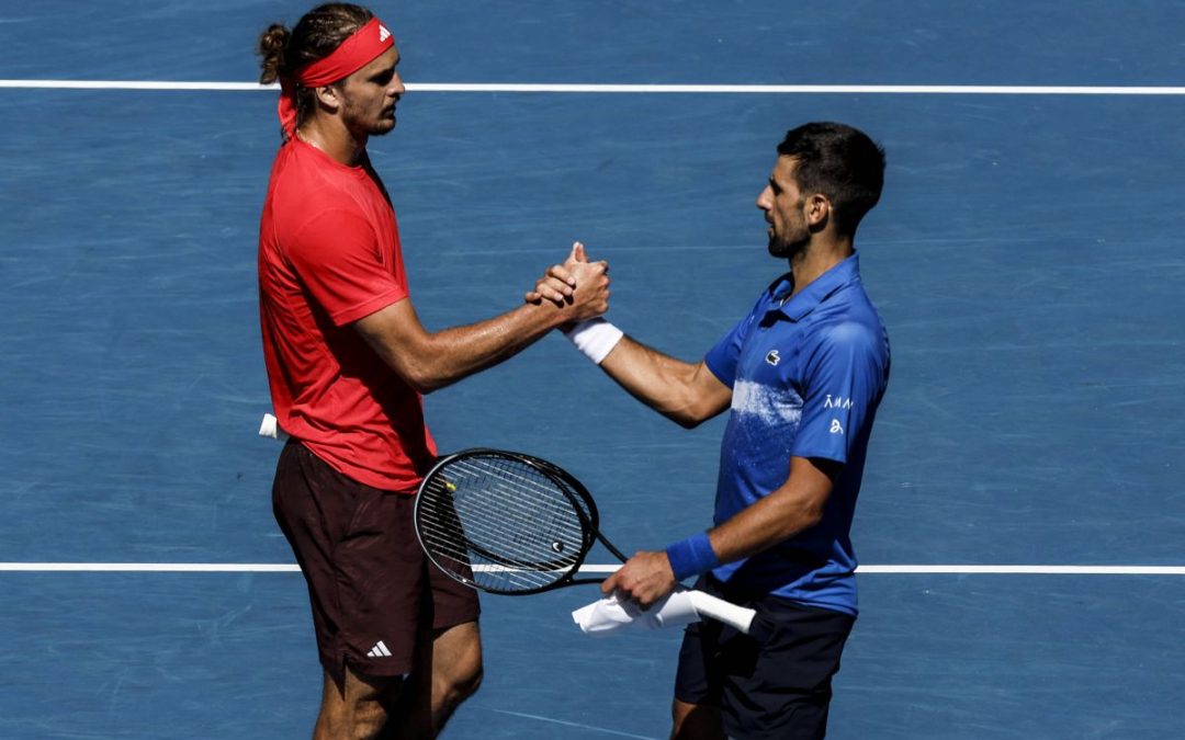 Djokovic si ritira dopo un set, Zverev in finale a Melbourne