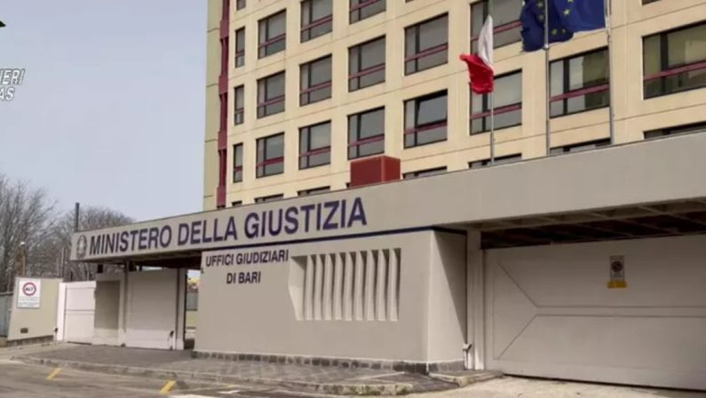 Crollo del controsoffitto in piscina a Bari: 4 indagati per mancata manutenzione