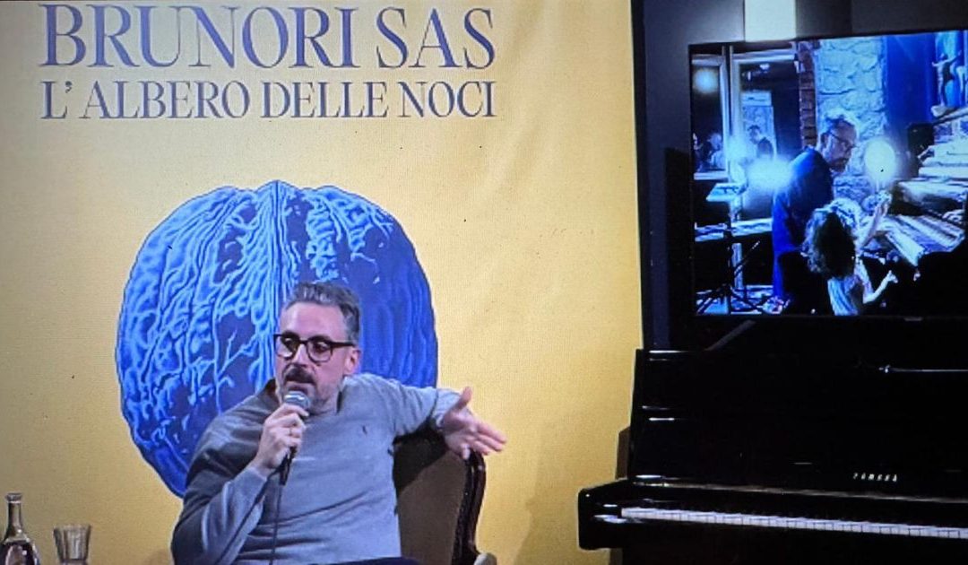 Dario Brunori durante la conferenza stampa