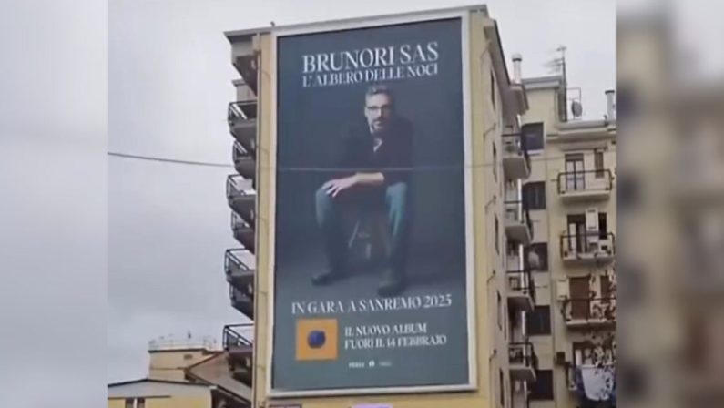 Cosenza: spunta un manifesto dedicato a Brunori Sas e lui ironizza - VIDEO