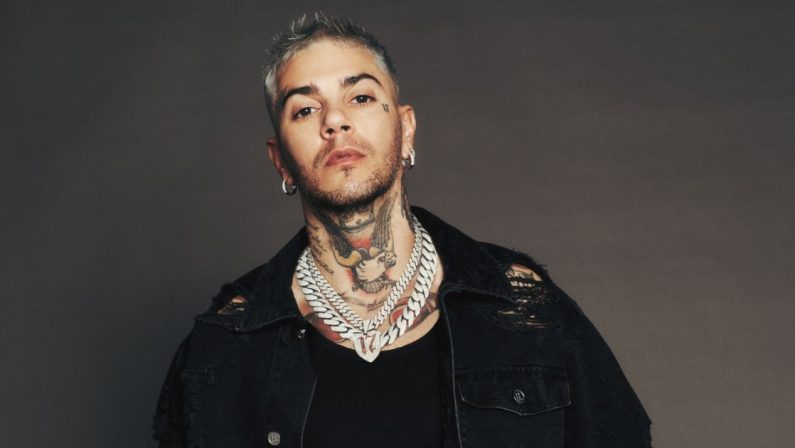 Sanremo 2025, Emis Killa si ritira dalla gara perché indagato