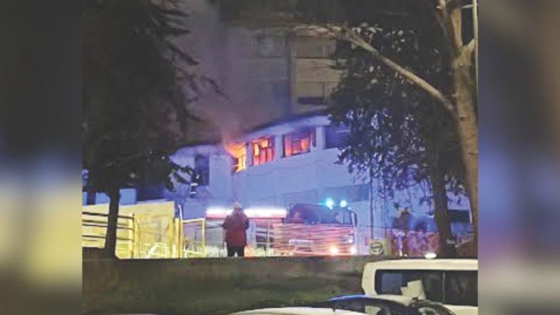 Incendio sospetto al liceo “Duni”, mistero a Matera