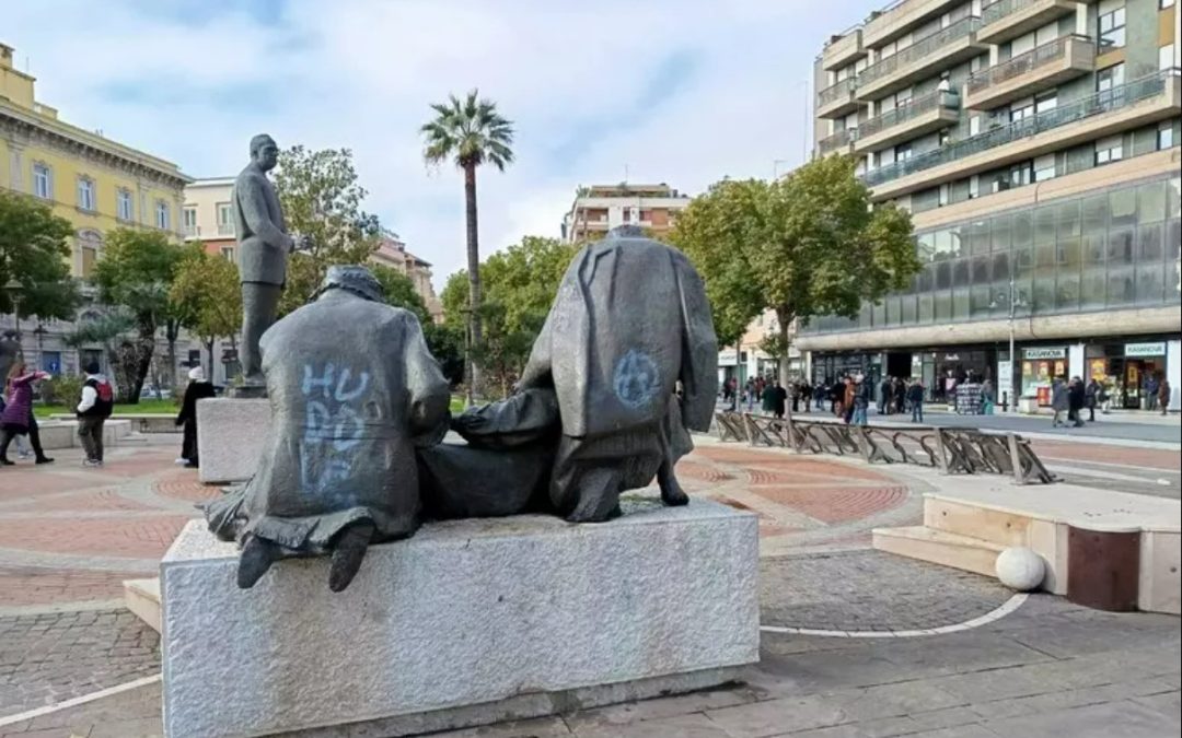 Foggia, imbrattato il monumento dedicato a Umberto Giordano