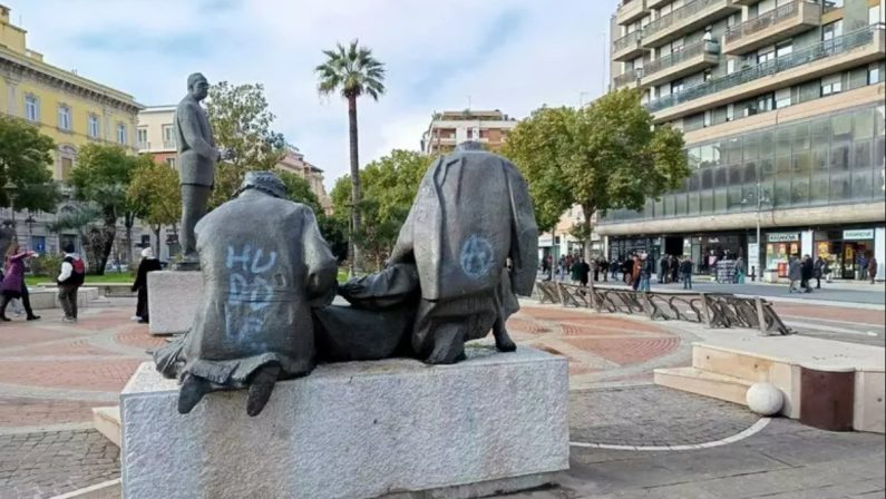 Foggia, imbrattato il monumento dedicato a Umberto Giordano