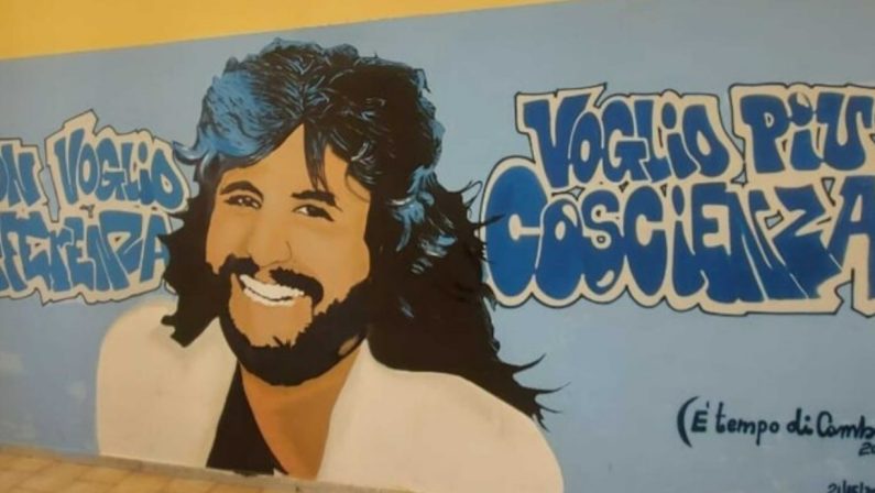 Napoli, omaggio a Pino Daniele: inaugurato il murale nella sua scuola