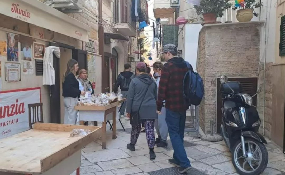 Pastaia di Bari vecchia invita il Papa a fare i panzerotti insieme