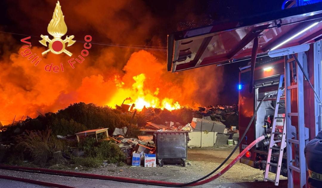 Le immagini dell'incendio divampato a Catanzaro