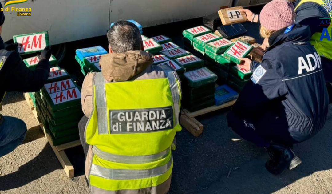 La guardia di finanza nel porto di Livorno