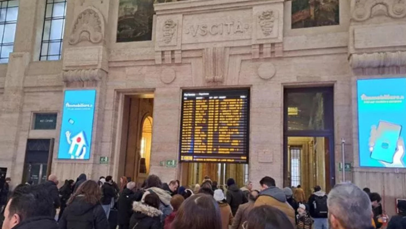 Caos treni, ritardi fino a tre ore e cancellazioni