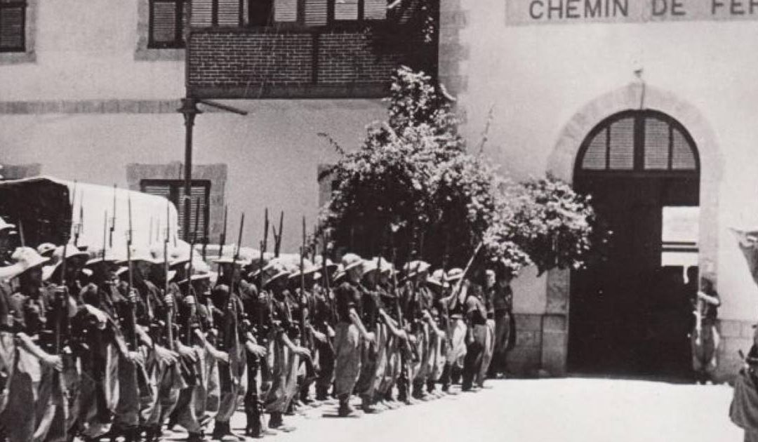 Un’immagine del passato coloniale: truppe italiane occupano la stazione ferroviaria etiope di Dire Daua, nel 1936