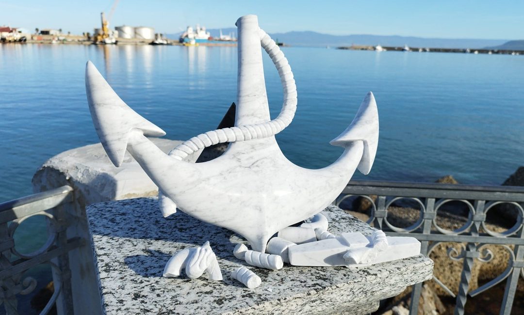 Il monumento danneggiato sul lungomare di Vibo Marina