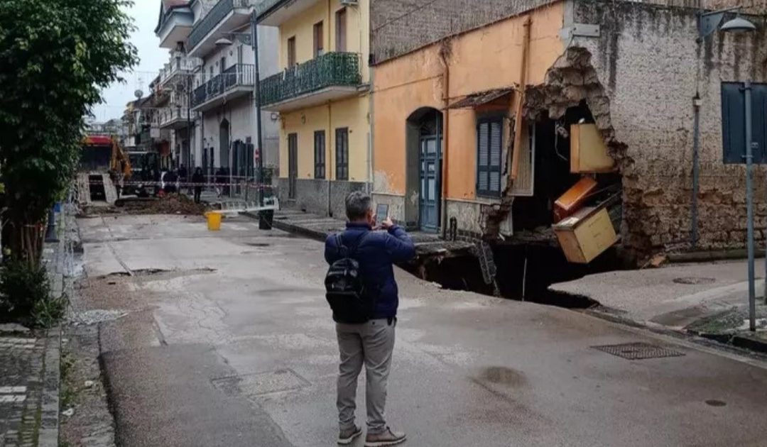 Voragine a Carditello: evacuate quattro famiglie, indagini in corso