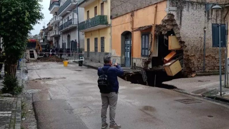 Voragine a Carditello: evacuate quattro famiglie, indagini in corso