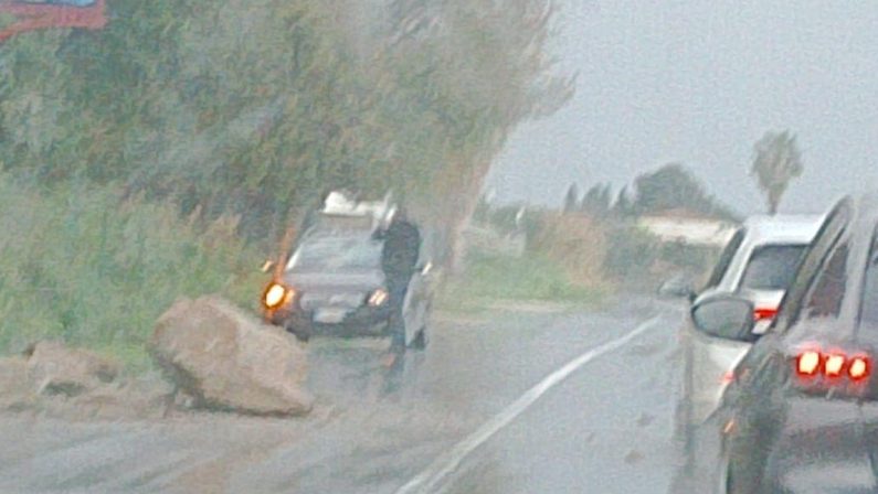 Tragedia sfiorata a Tropea, frana parte di un costone e un masso finisce in strada