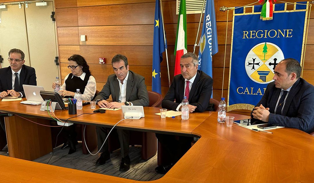 Roberto Occhiuto e Nino Cartabellotta alla cittadella regionale mentre presentano i dati della Fondazione Gimbe sulla sanità in Calabria