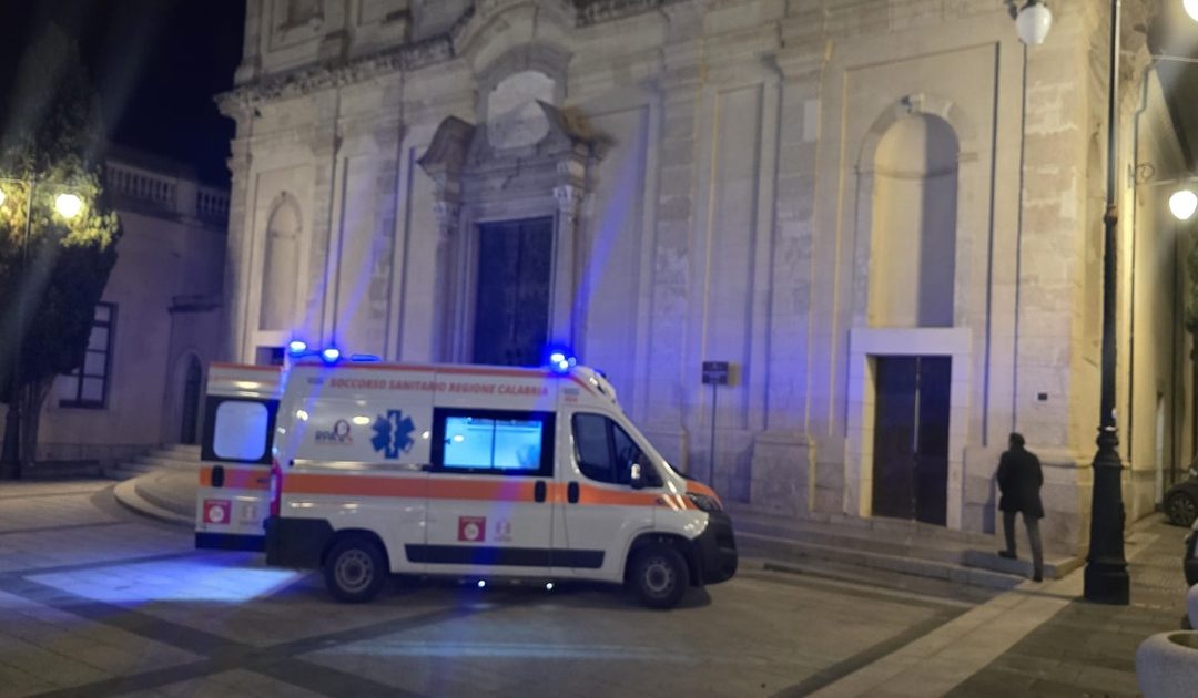 L'ambulanza fuori dal duomo