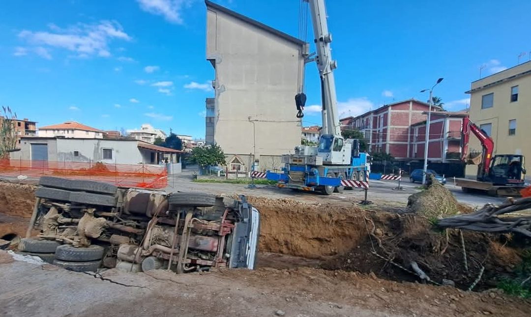 Il camion ribaltato a Vibo Marina