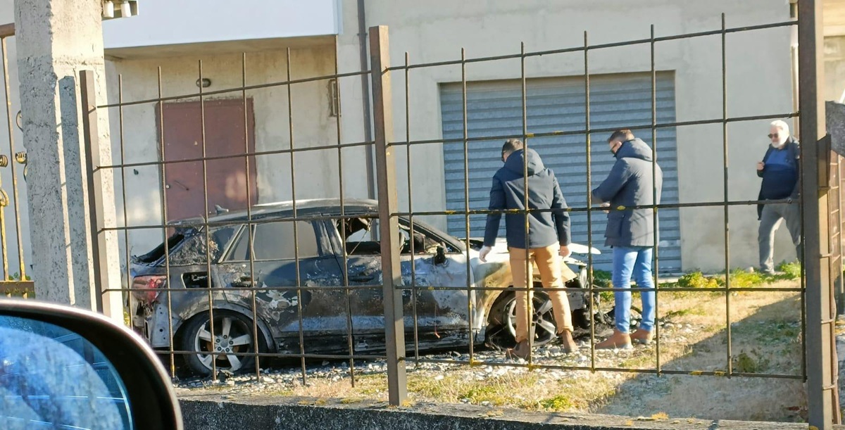 https://www.quotidianodelsud.it/wp-content/uploads/2025/03/incendio-auto-sindaco-serra-barillari.jpeg